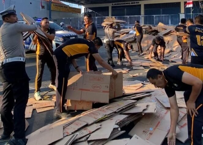 
					Satlantas Pasuruan Evakuasi Cepat Kecelakaan Pick-up di Bangil