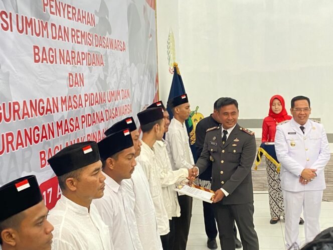 
					Momentum HUT RI ke-80: Lapas Probolinggo Berikan Remisi sebagai Penghargaan bagi Narapidana