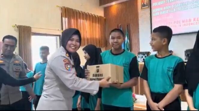 
					HUT ke-77, Polwan Polres Pasuruan Rayakan dengan Anak Disabilitas SLBN Pandaan