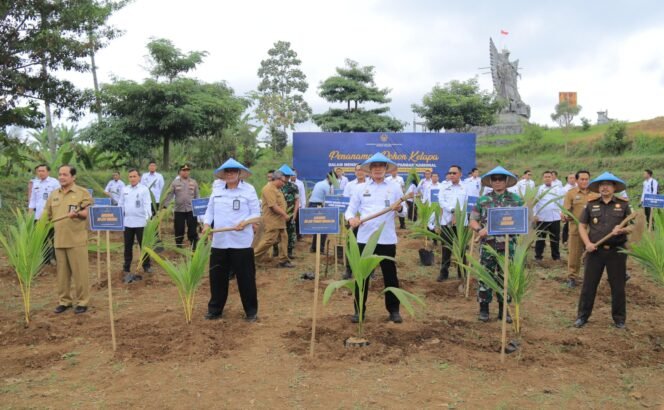 
					Jejak Hijau, Kepala Rutan Bangil Hadiri Aksi Penanaman Bibit Pohon Kelapa Serentak