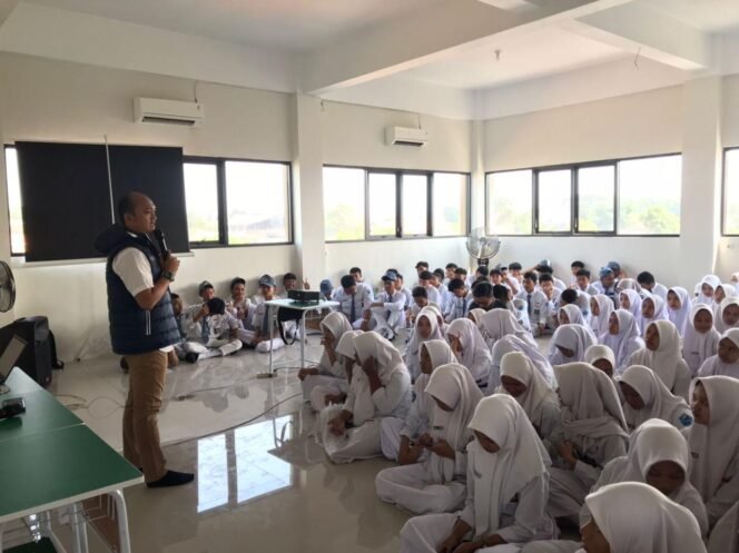 
					Satresnarkoba Polres Pasuruan Sosialisasi Bahaya Narkoba di SMA Walisongo Gempol