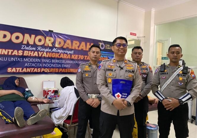 
					Hari Lalu Lintas Bhayangkara ke-70, Satlantas Polres Pasuruan dan Ojol Gelar Donor Darah
