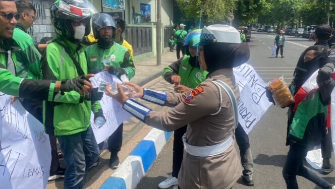 
					Polres Pasuruan Kota Kawal Aksi Damai Ojek Online di DPRD, Pastikan Berjalan Aman dan Humanis