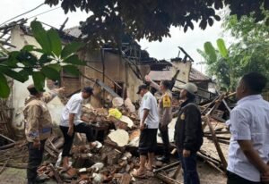 Diterjang Angin Kencang, Rumah Lansia di Kejayan Rusak