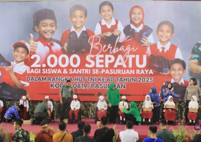 
					TNI Bagikan 2.000 Sepatu untuk Pelajar Pasuruan dalam Peringatan HUT ke-80