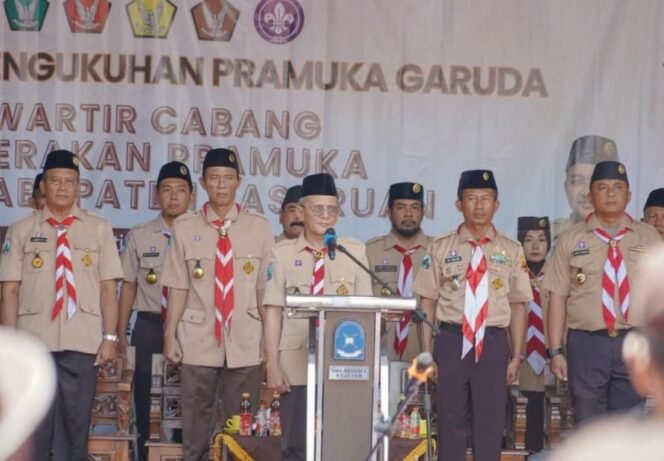 
					Kak Shobih Kukuhkan 300 Pramuka Garuda Kejayan dan Pohjentrek