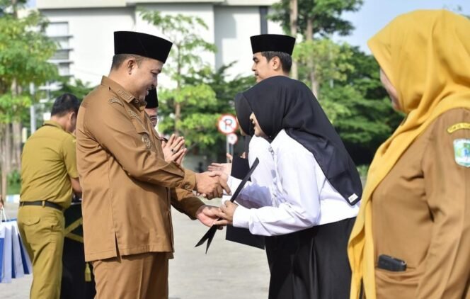 
					Bupati Pasuruan Serahkan 620 SK PPPK Paruh Waktu dan 35 SK Pensiun ASN