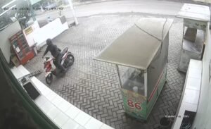 CCTV Rekam Pencurian Motor di Kopontren Nurul Huda Rembang Pasuruan