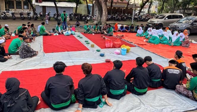 
					GP Ansor Kejayan dan Forkopimcam Bagikan 2.500 Paket Takjil di Depan Kantor Kecamatan