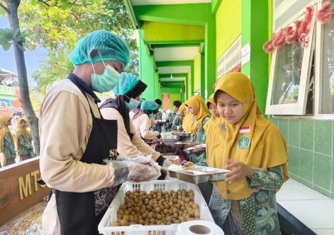 
					SPPG Kalirejo 2 Bangil Sajikan MBG Secara Prasmanan di MTsN 1 Pasuruan