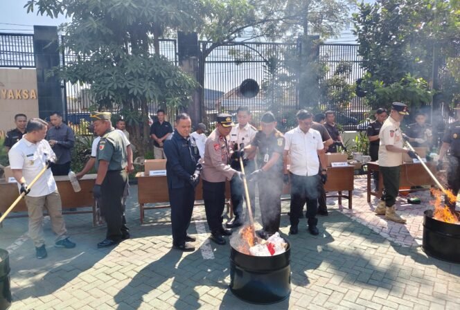 
					Kejari Bangil Musnahkan 1,3 Kilogram Sabu dan Ribuan Pil Logo Y